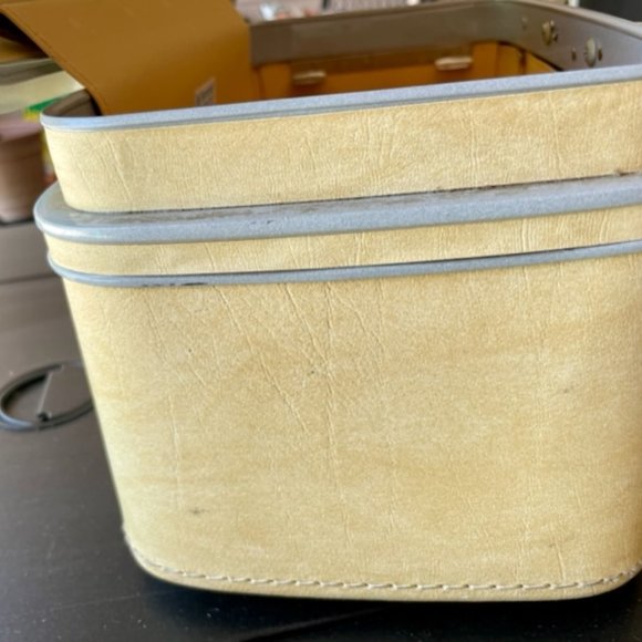 Samsonite Vintage Train Case 1960s Butter Yellow Silhouette Elevated Picnic - Picture 10 of 16